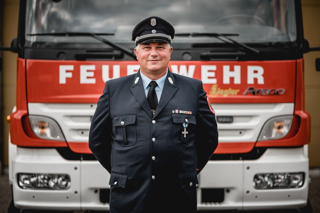 Marco Seynstahl, 1. Kommandant der FF Eibelstadt  vor Feuerwehr Fahrzeug HLF