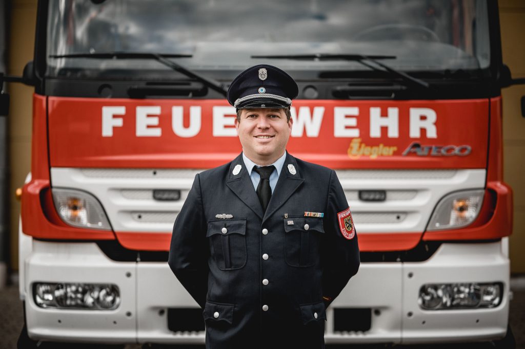 Achim Rügemer, 2. Kommandant der FF Eibelstadt vor Feuerwehr Fahrzeug HLF